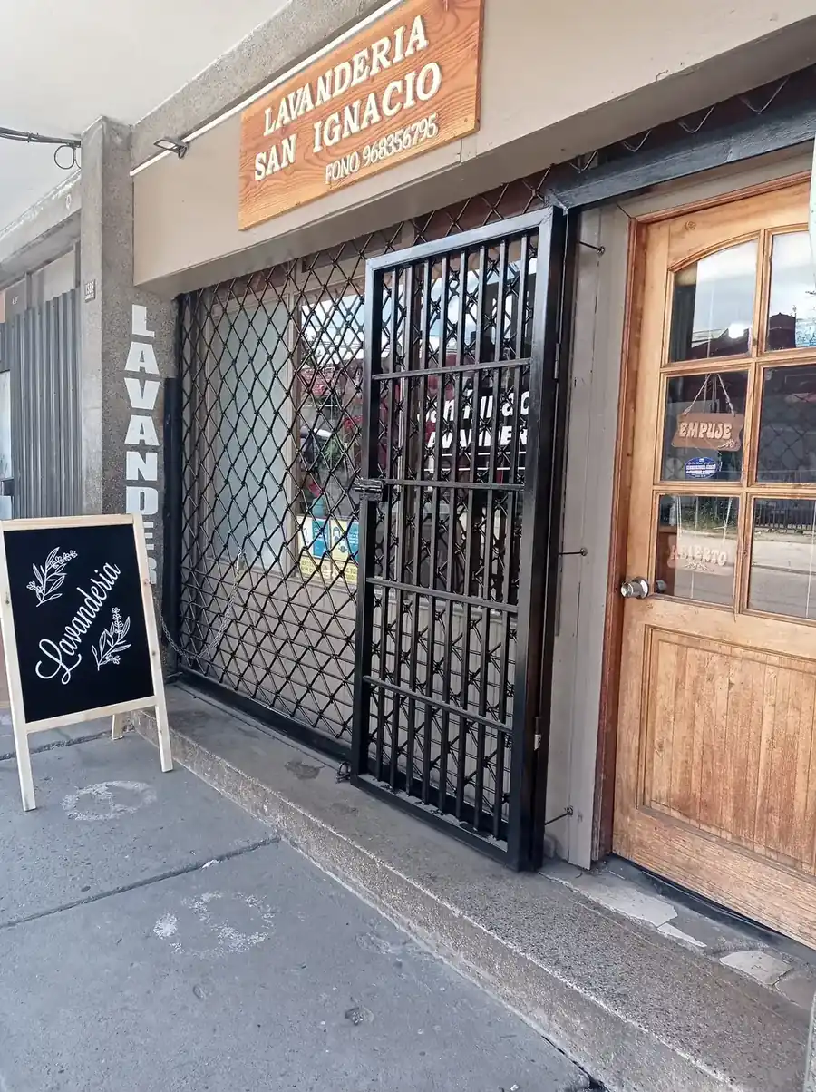Entrada del local con la pizarra en la puerta
